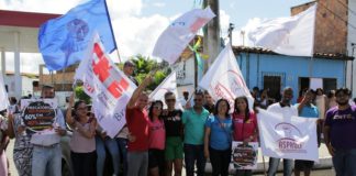 ASPROLF leva ala de protesto ao desfile do 56º ano de emancipação de Lauro de Freitas