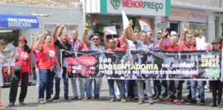 Trabalhadores distribuem laranjas em ato do Dia Nacional em Defesa da Previdência