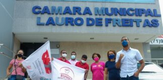 Servidores da educação fazem ato contra a PEC 32