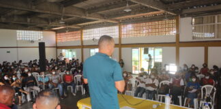 Primeira assembleia presencial reafirma luta pelo piso e debate estrutura das escolas