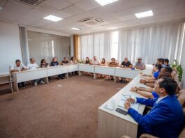 Após pressão, gestão municipal inicia diálogo com trabalhadores em educação